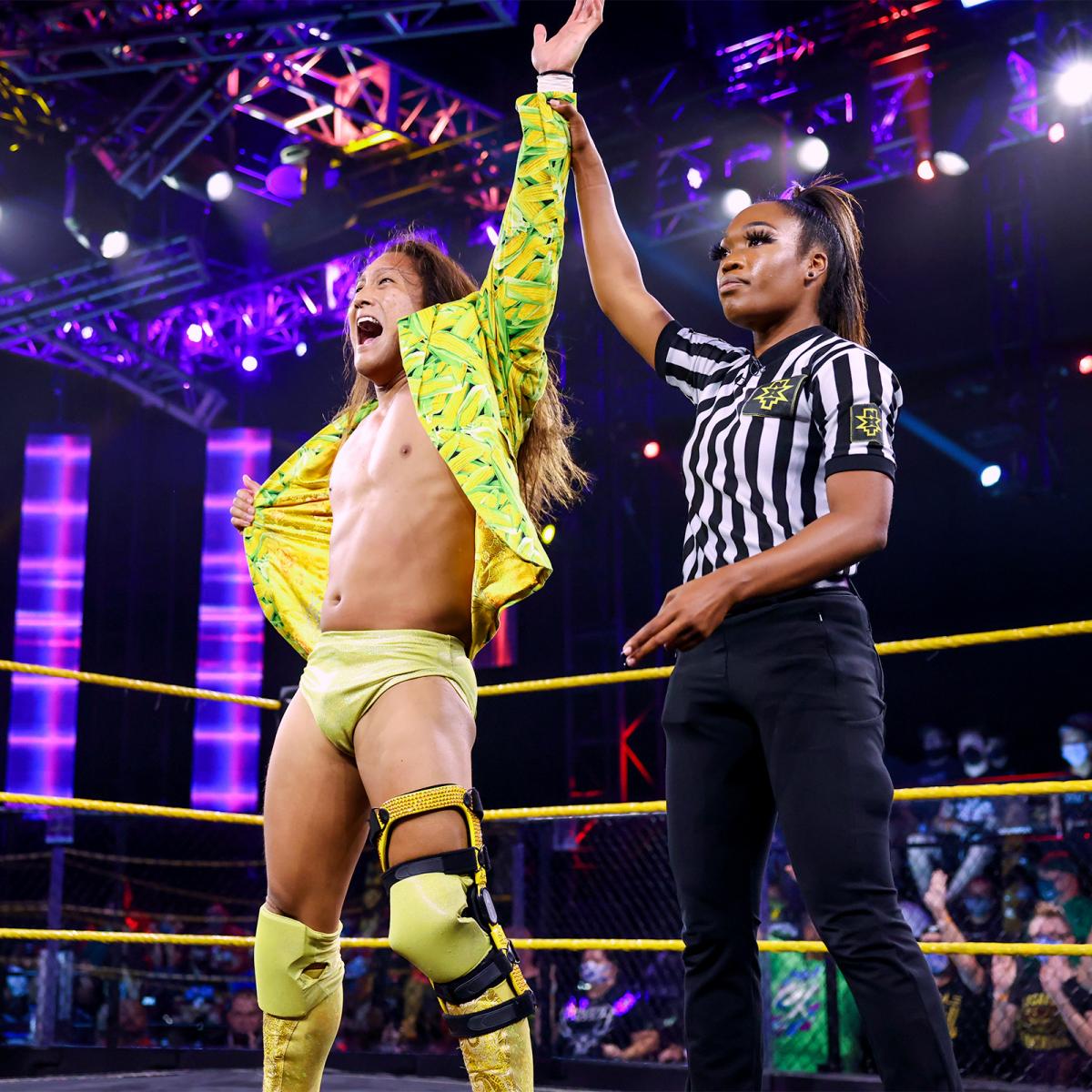 勝ち名乗りを受けたイケメン二郎（左）（Ｃ）2021 WWE, Inc. All Rights Reserved.