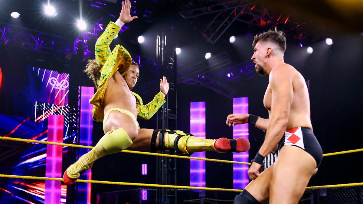チェイス（右）にイケメンスラッシュを蹴りこむイケメン二郎（Ｃ）2021 WWE, Inc. All Rights Reserved.