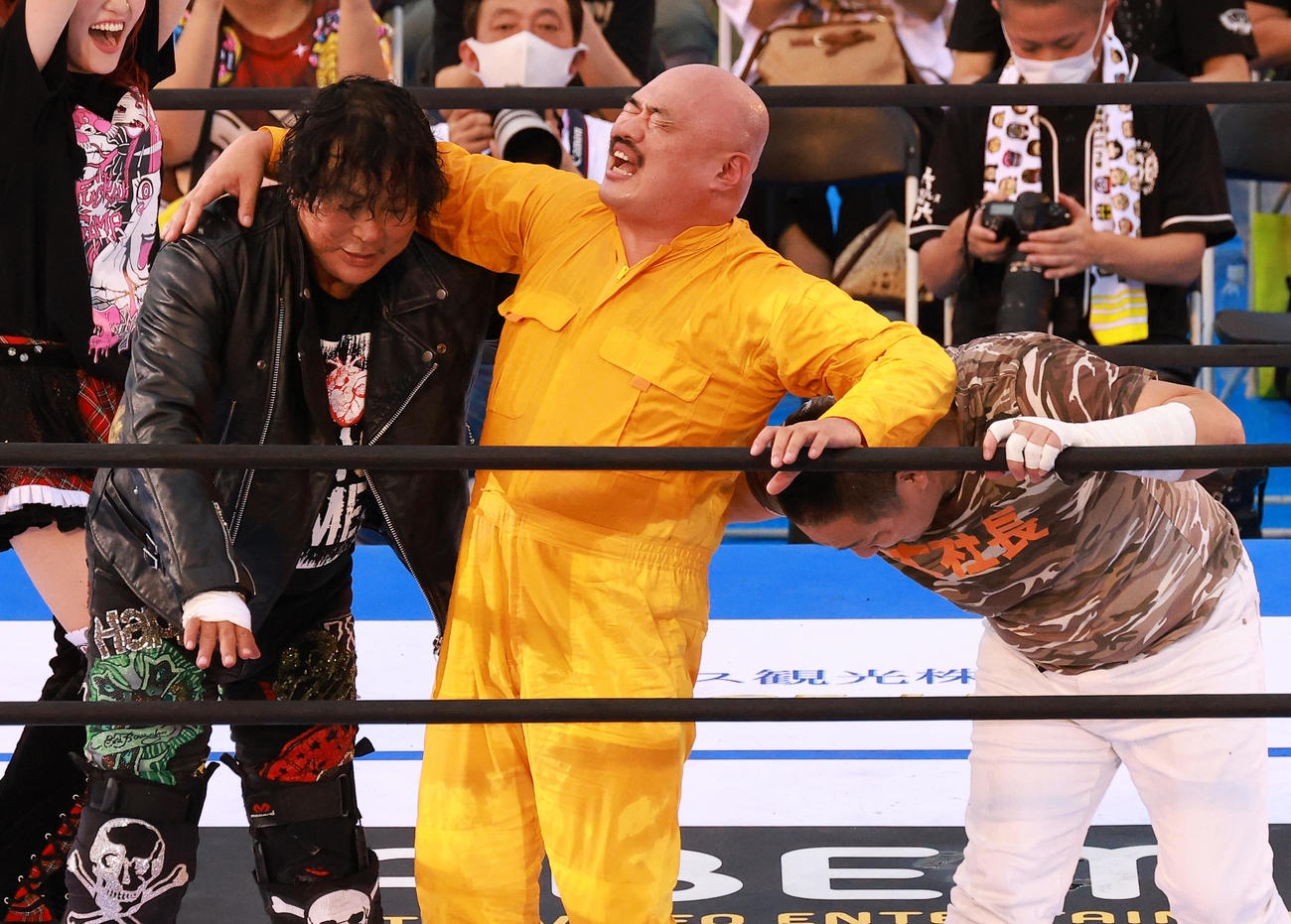 試合に敗れ大仁田（左）と高木（右）の肩を借りるクロちゃん（撮影・中島郁夫）