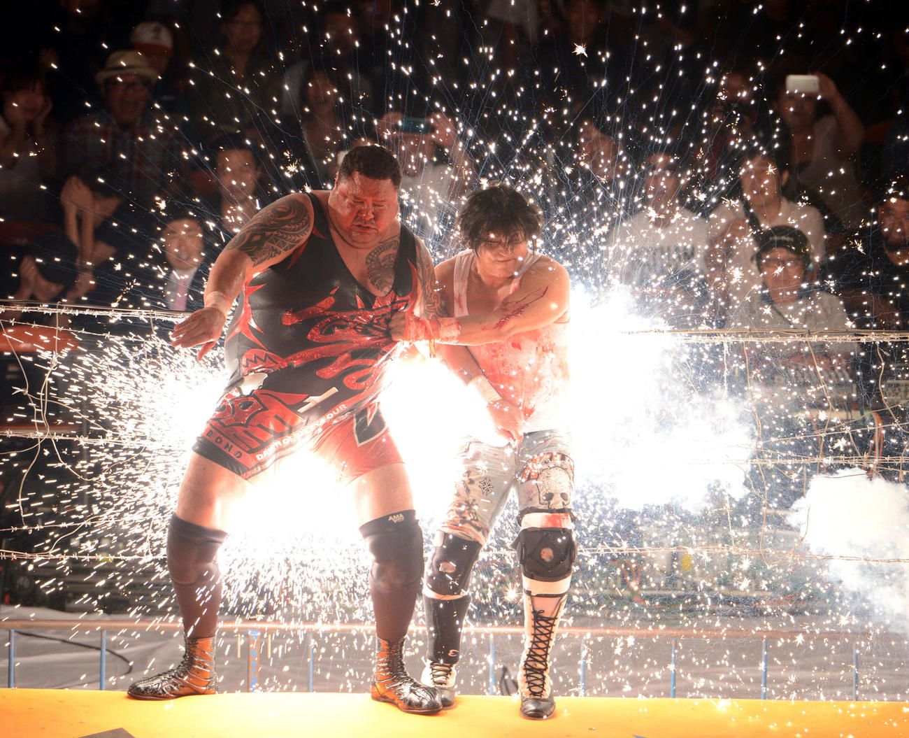 12年8月、大仁田厚（右）と電流爆破に飛び込む（2012年8月26日撮影）