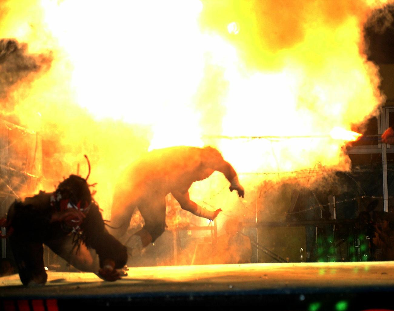 ザ・グレート・サスケ（左）と大仁田厚は、有刺鉄線に触れ炎とともに吹き飛ばされる(2003年9月23日撮影）