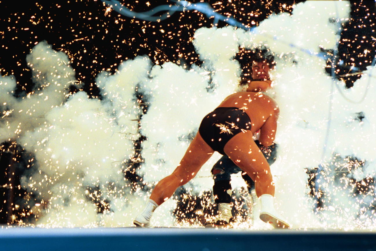 長州力は大仁田厚を強引に押しつけて爆破