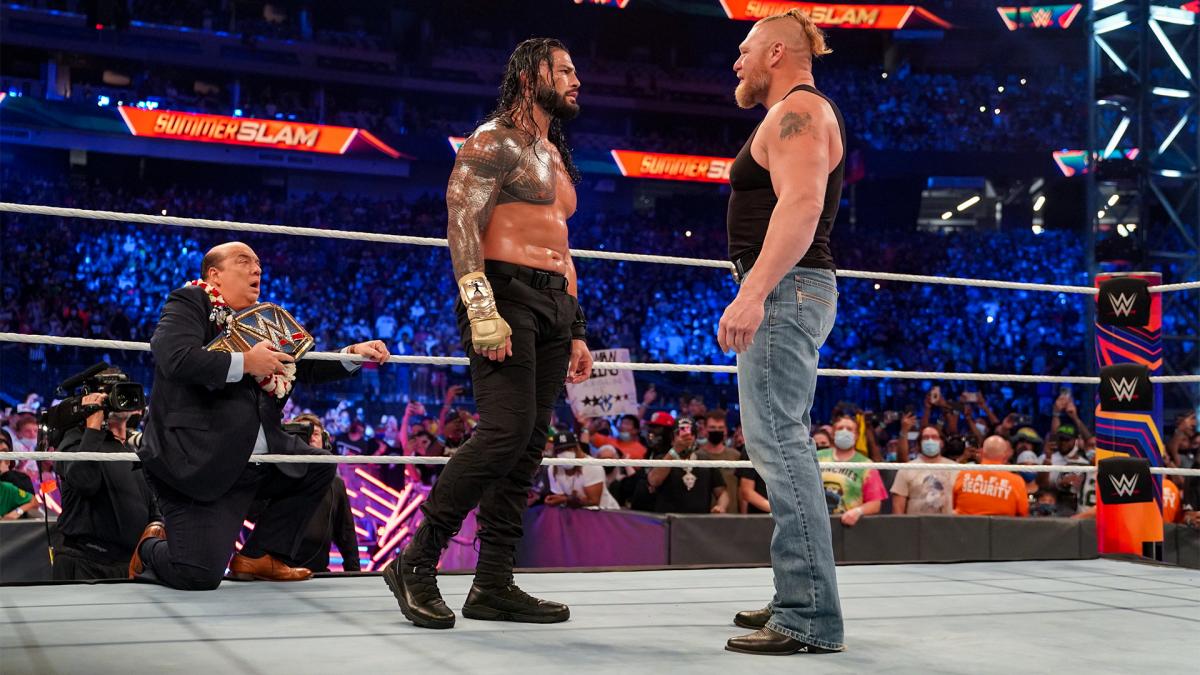 WWEユニバーサル王者レインズ（中央）とにらみ合うレスナー（右端）。左端はヘイマン（C）2021 WWE, Inc. All Rights Reserved.