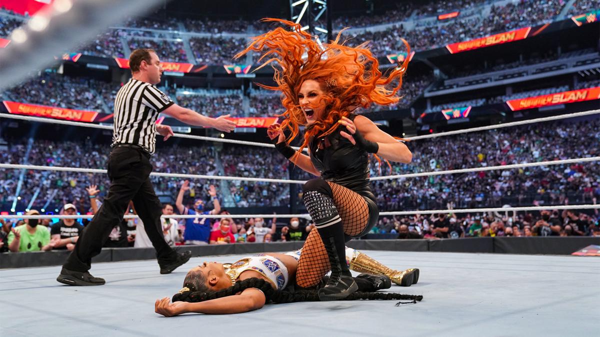 スマックダウン女子王者ブレア（中央下）からフォールを奪い、新王者となったリンチ（C）2021 WWE, Inc. All Rights Reserved.