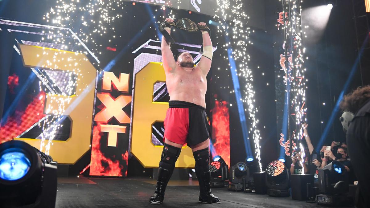 ステージでNXT王座のベルトを掲げたサモア・ジョー（C）2021 WWE, Inc. All Rights Reserved.