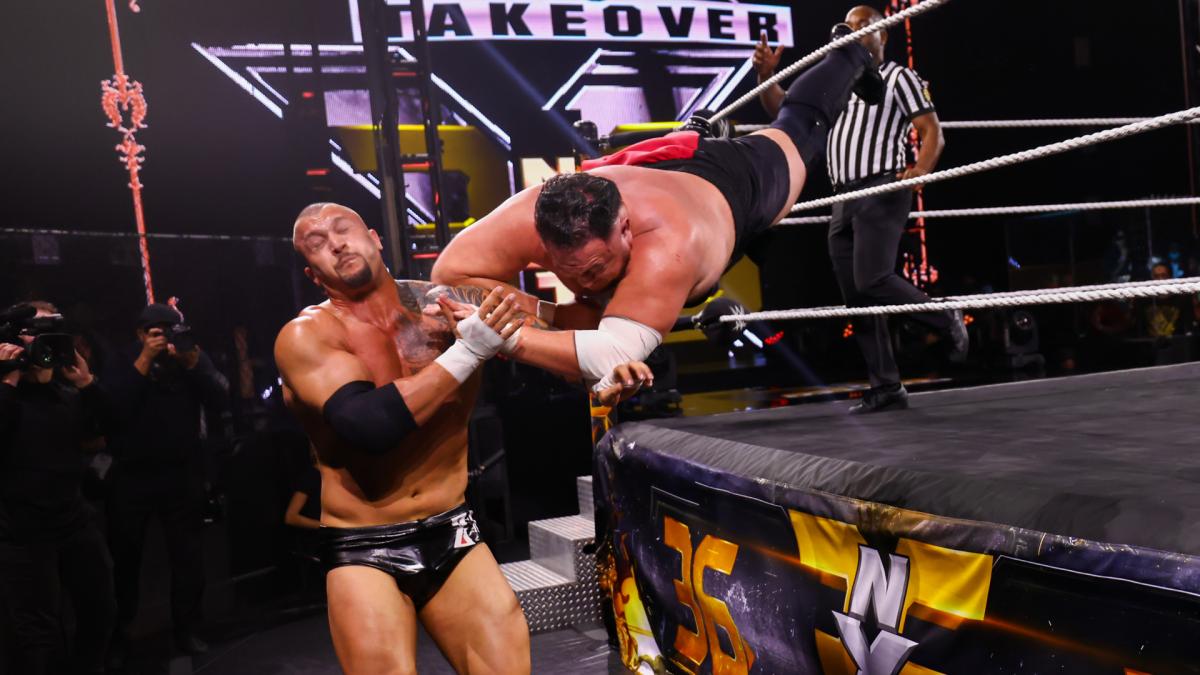 NXT王者クロス（左）にトペ・スイシーダを仕掛けた挑戦者サモア・ジョー（C）2021 WWE, Inc. All Rights Reserved.