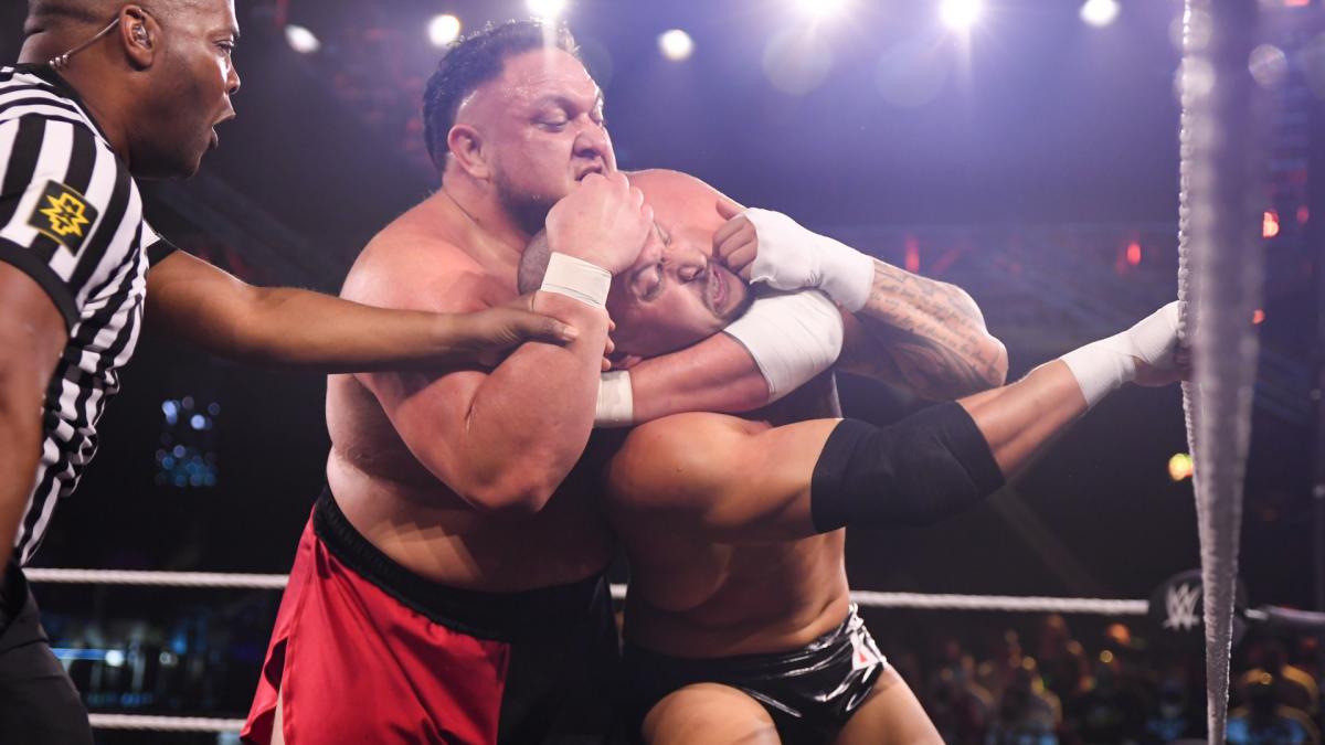 NXT王者クロス（右）にコキーナクラッチを狙う挑戦者サモア・ジョー（C）2021 WWE, Inc. All Rights Reserved.