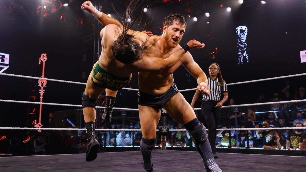 コール（左）に強烈なクロースラインを打ち込んだオライリー（C）2021 WWE, Inc. All Rights Reserved.