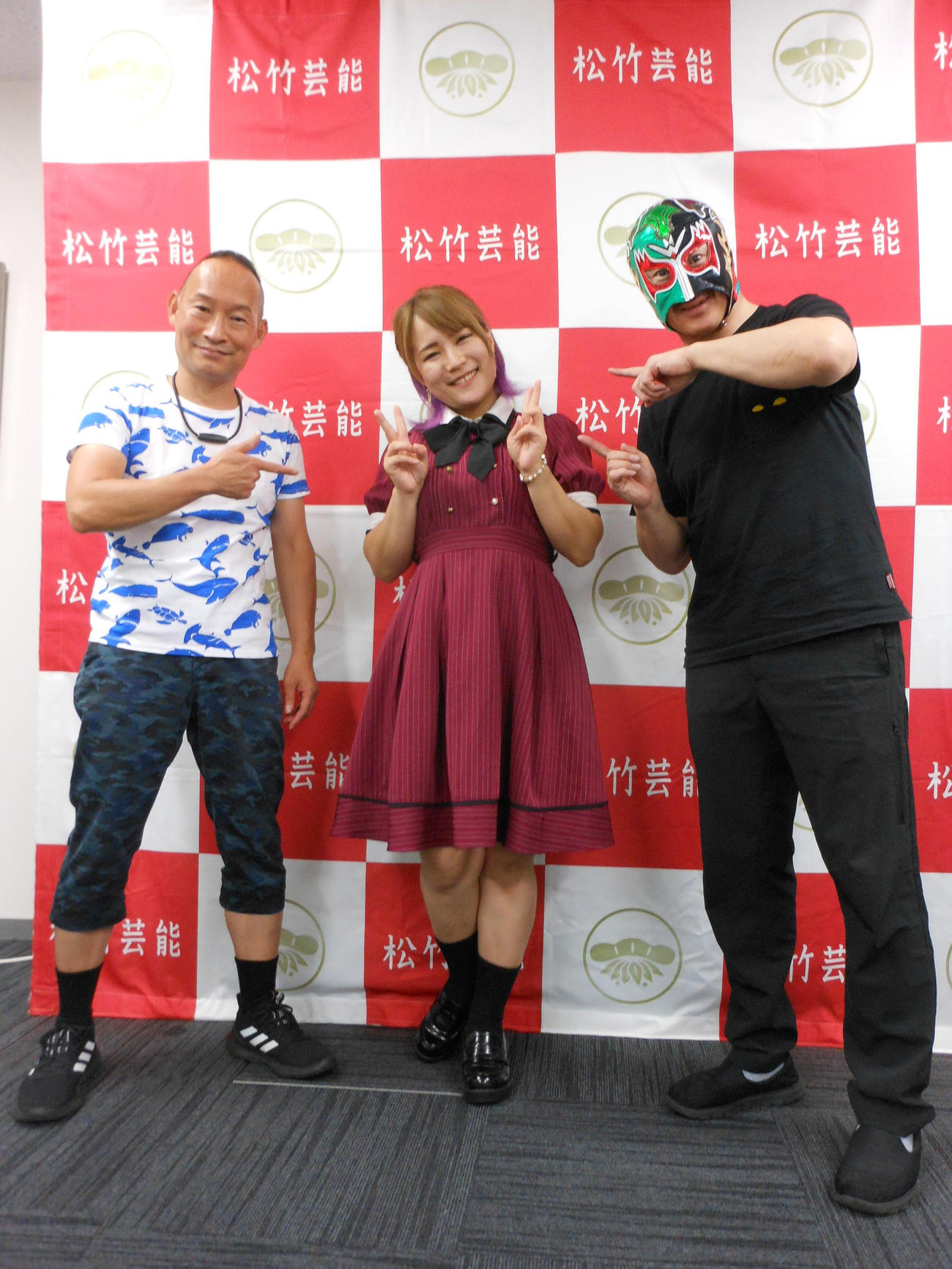 プロレス挑戦を決意した「ドキドキ☆純情ガールズ」ぽっぽ（中央）。左は渡辺裕薫（シンデレラエキスプレス）、右はデルフィン