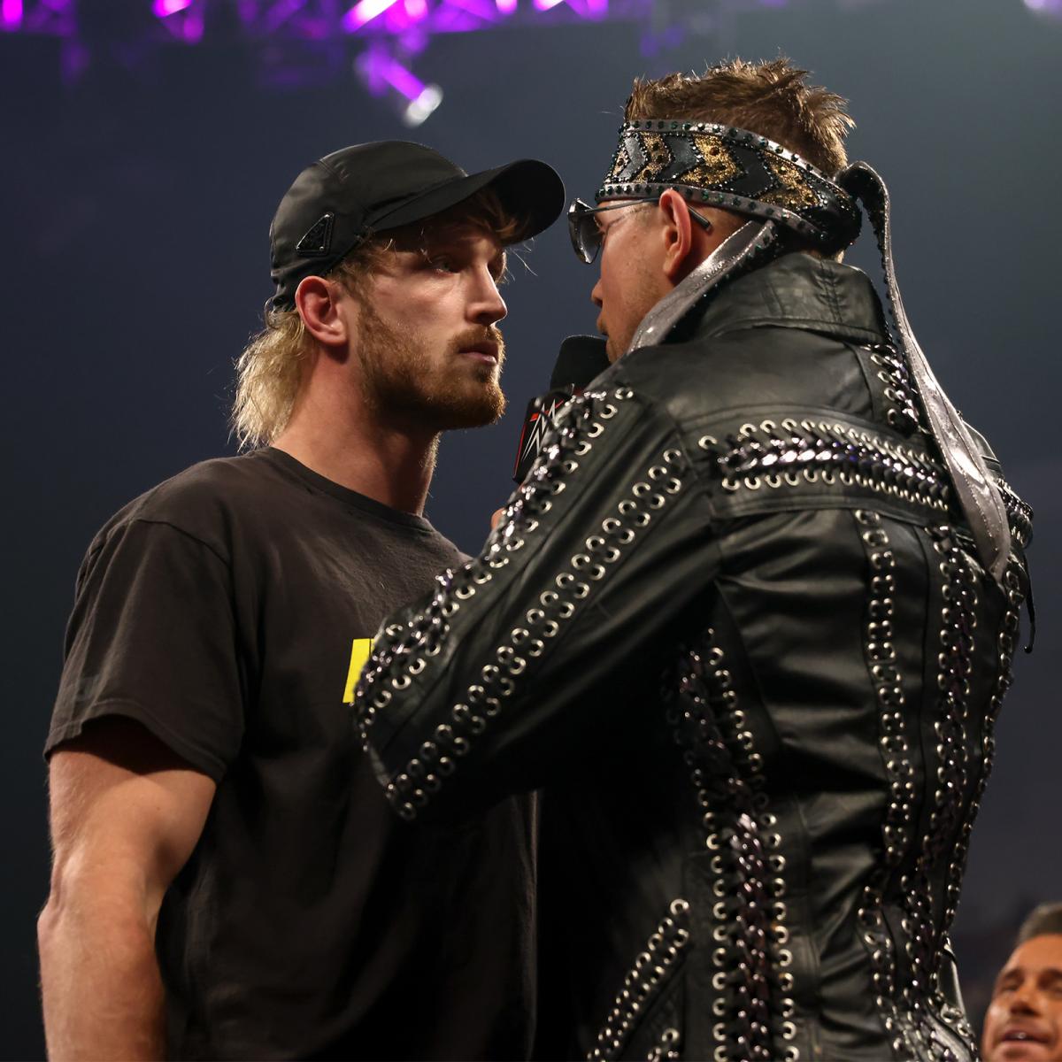 WWEロウ大会に姿をみせ、ミズ（右）とにらみ合うユーチューバーでプロボクサーのポール（C）2021 WWE, Inc. All Rights Reserved.