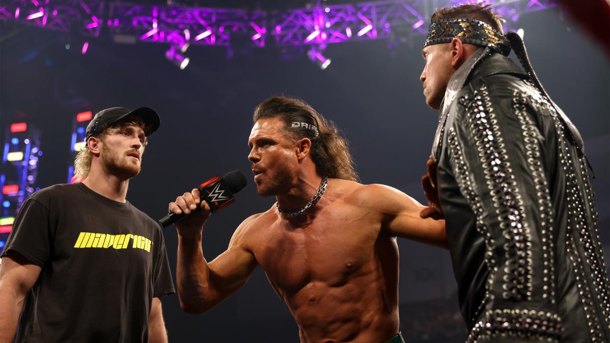 モリソン（中央）の仲裁でミズ（右端）と引き離されたユーチューバーのポール（C）2021 WWE, Inc. All Rights Reserved.