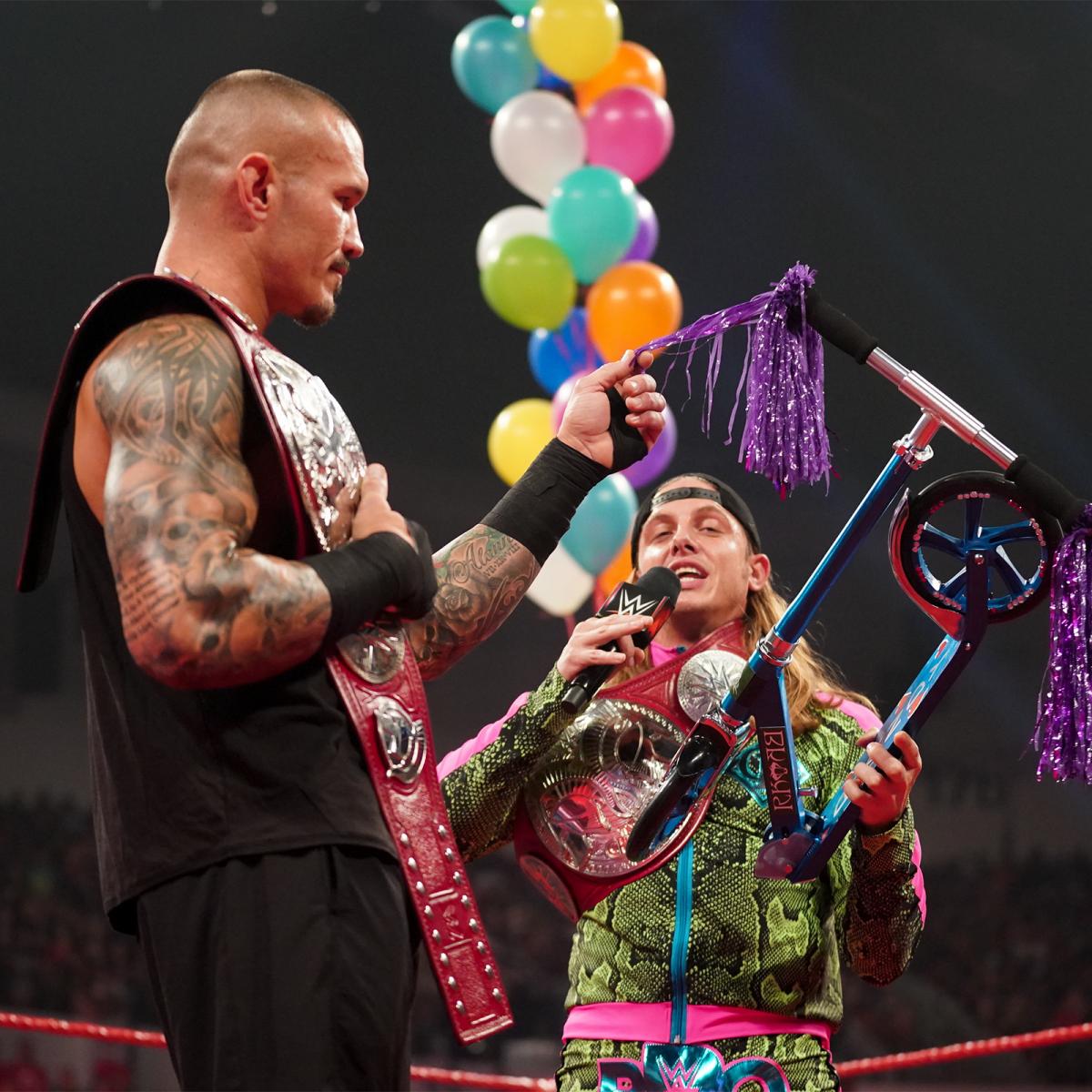リドル（右）にキックボードを送られたオートン（C）2021 WWE, Inc. All Rights Reserved.