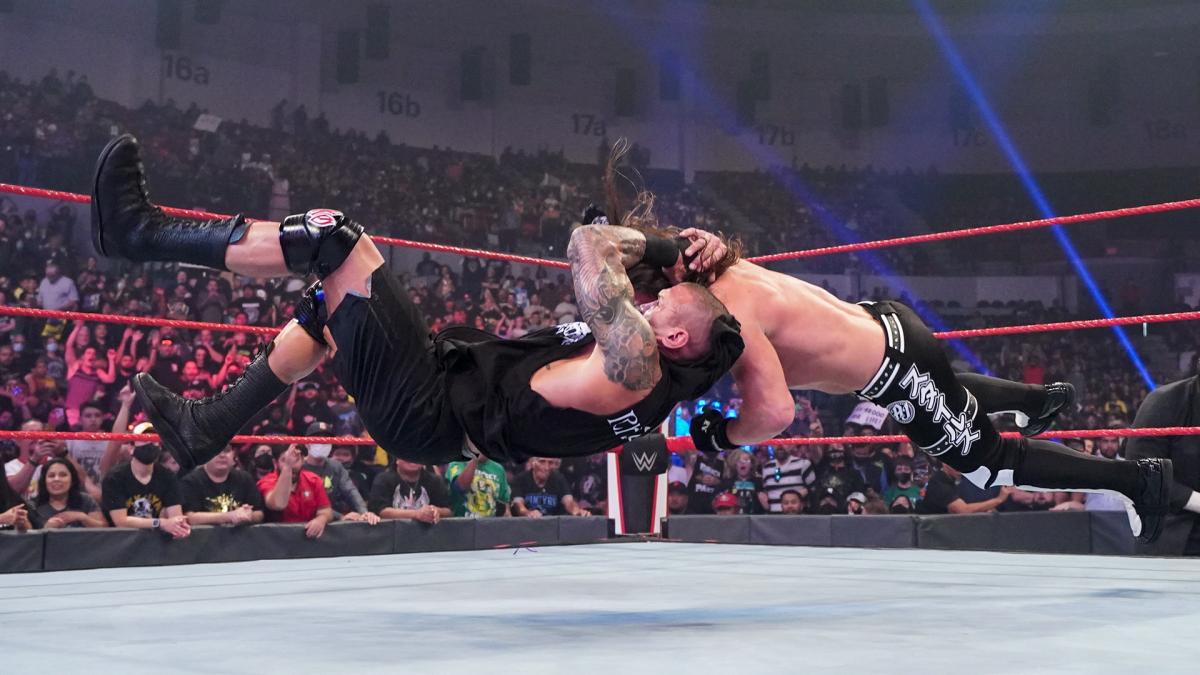 AJスタイルズ（右）にRKOを成功させたオートン（C）2021 WWE, Inc. All Rights Reserved.