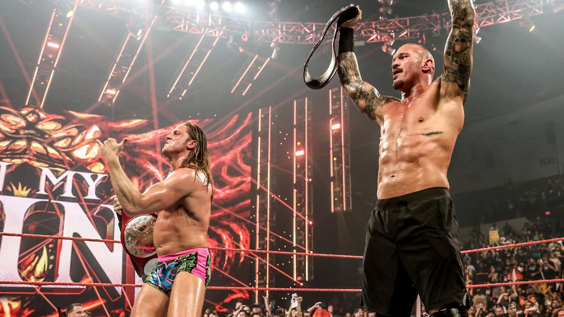 リドル（左）と勝利をアピールするオートン（C）2021 WWE, Inc. All Rights Reserved.