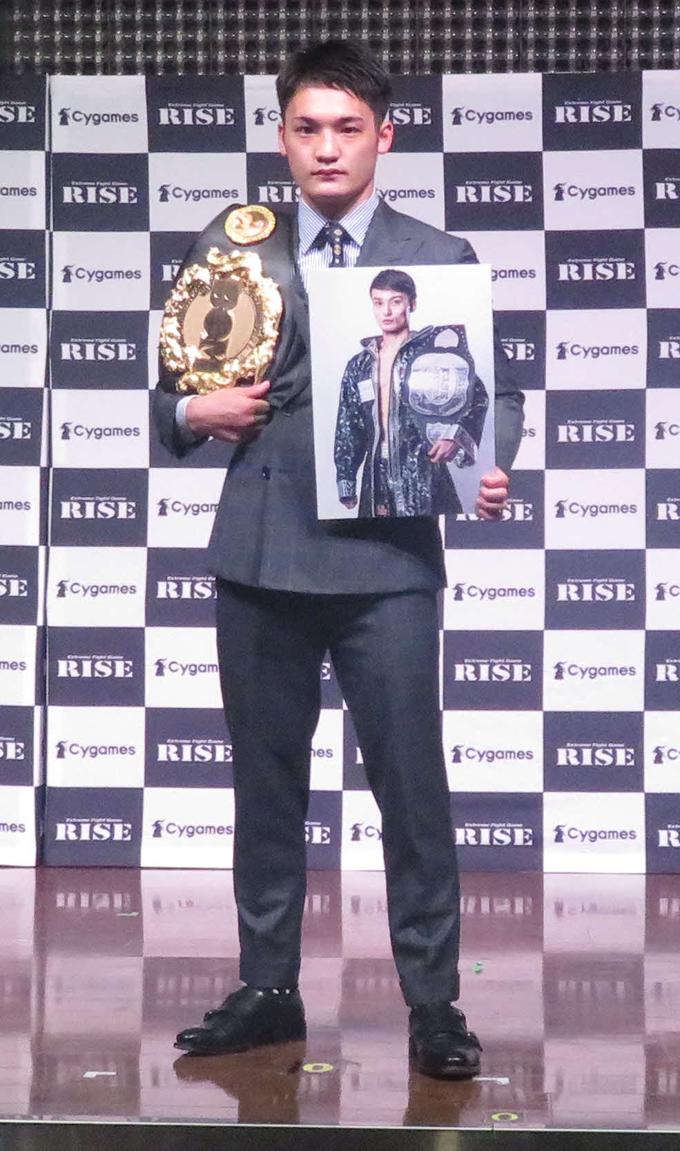 9月23日のRISE横浜大会で対戦する志朗の写真を手に撮影に応じる大崎孔稀（撮影・松熊洋介）