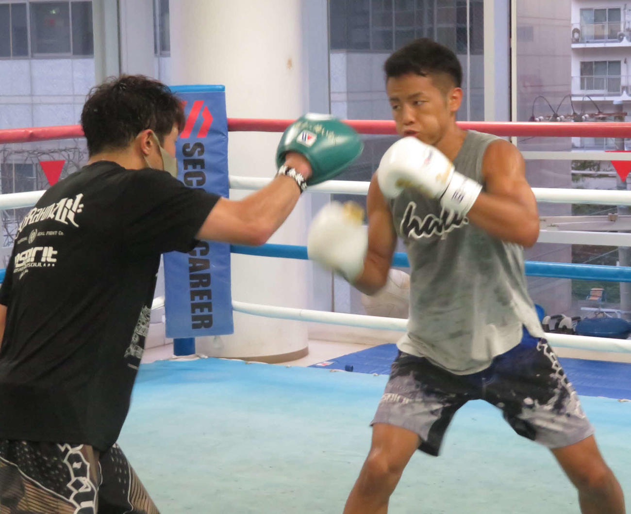 八重樫トレーナー（左）と軽快なミット打ちをみせた元K－1スーパーバンタム級王者の武居（右）