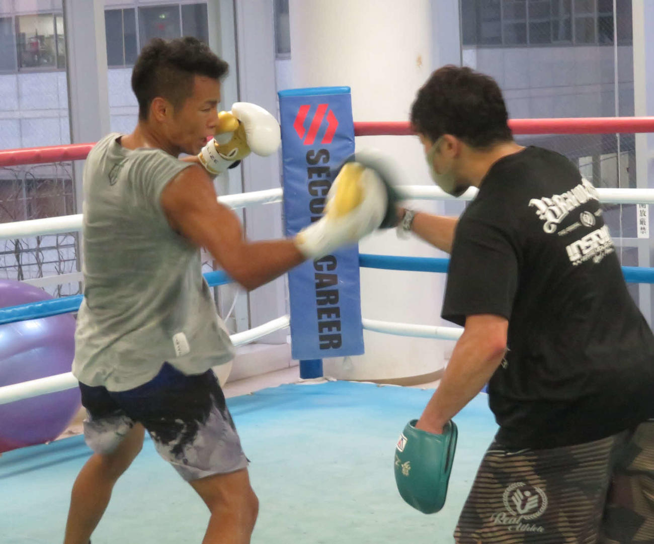 八重樫トレーナ－（右）と入念にミット打ちを繰り返した元K－1スーパーバンタム級王者の武居（左）