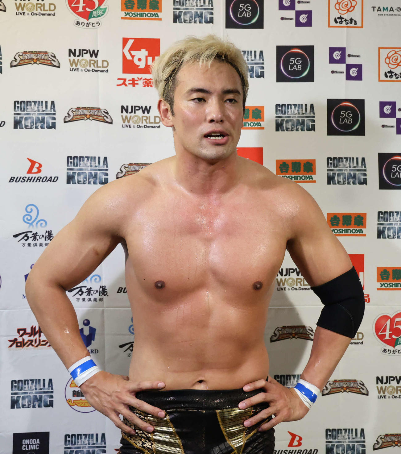 新日本プロレス後楽園大会　試合後バックステージで悔しそうな表情を見せるオカダ・カズチカ（新日本プロレス提供）