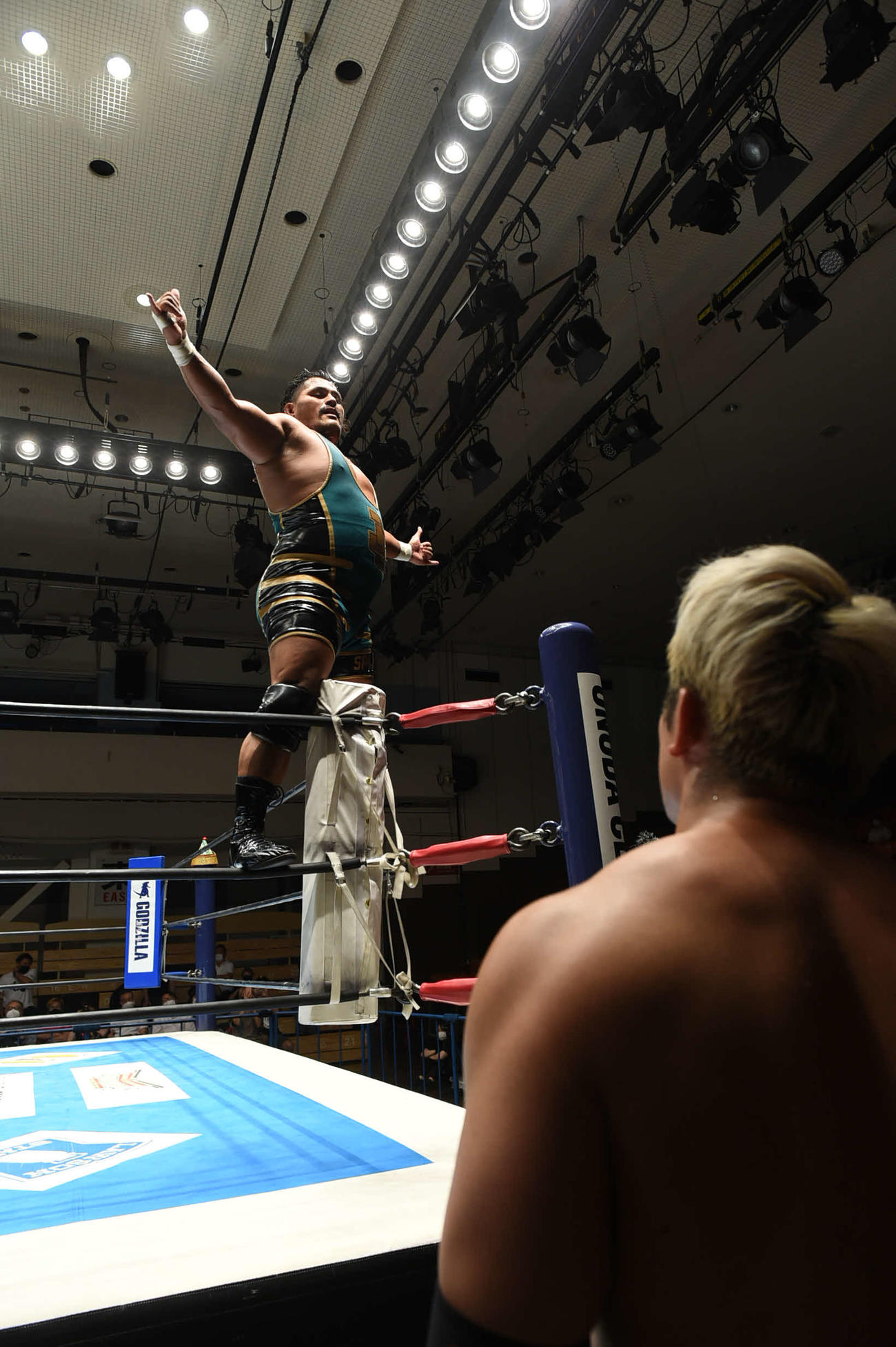 新日本プロレス後楽園大会　試合後レインメーカーのポーズをするジェフ・コブ（左）を見つめるオカダ・カズチカ（新日本プロレス提供）