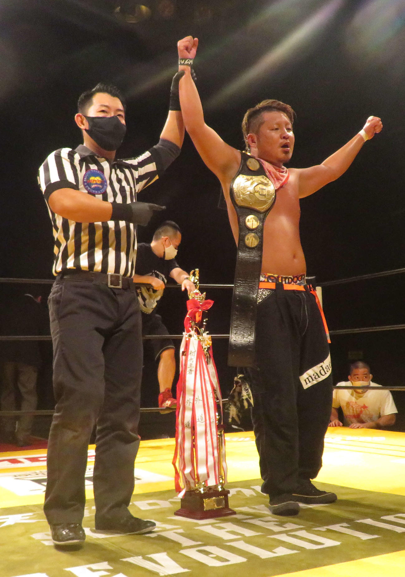 天龍プロジェクト新木場大会　インターナショナルジュニアヘビー級選手権試合で初防衛に成功した拳剛（右）（撮影・松熊洋介）