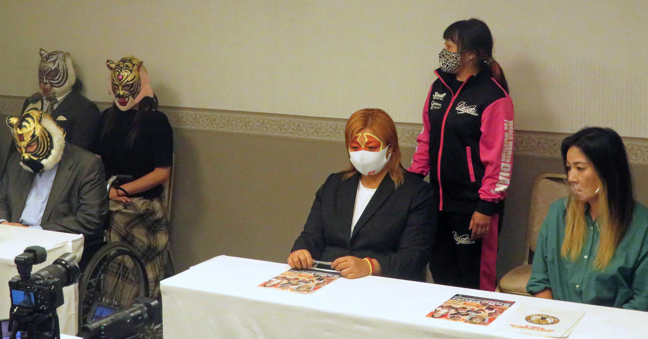 ９月５日のストロングスタイルプロレス新木場大会でタイガー・クイーン（後方左から２人目）に挑戦表明した佐藤綾子（右から２人目）。左は佐山サトル、右はジャガー横田（撮影・松熊洋介）