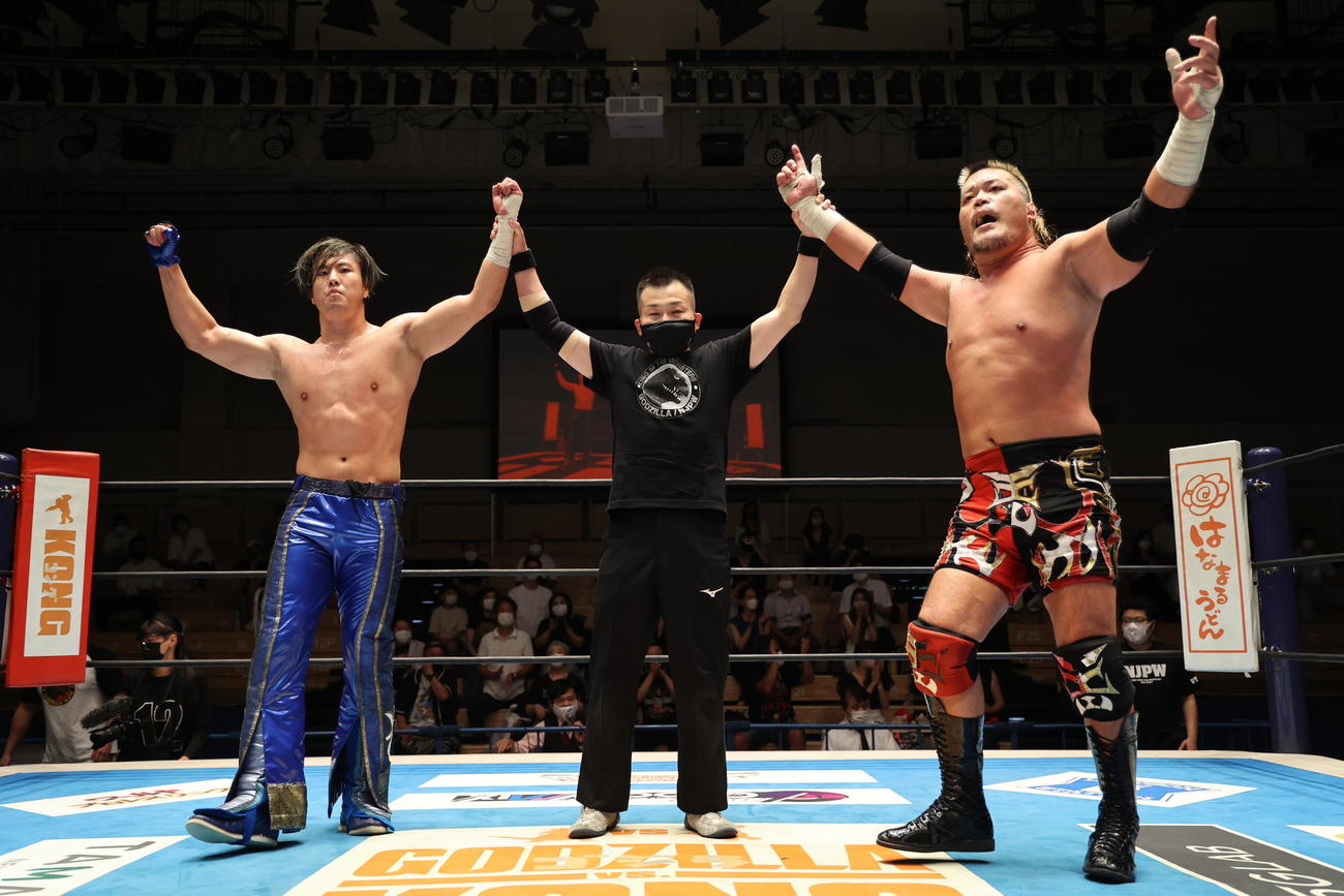 新日本プロレス後楽園大会　ロビー・イーグルス、本間朋晃組に勝利した天山広吉（右）とマスター・ワト（左）（新日本プロレス提供）