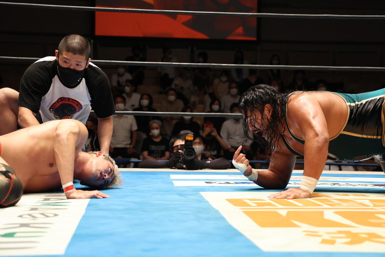 新日本プロレス後楽園大会　勝利後、オカダ・カズチカ（左）をにらみつけるジェフ・コブ（右）（新日本プロレス提供）