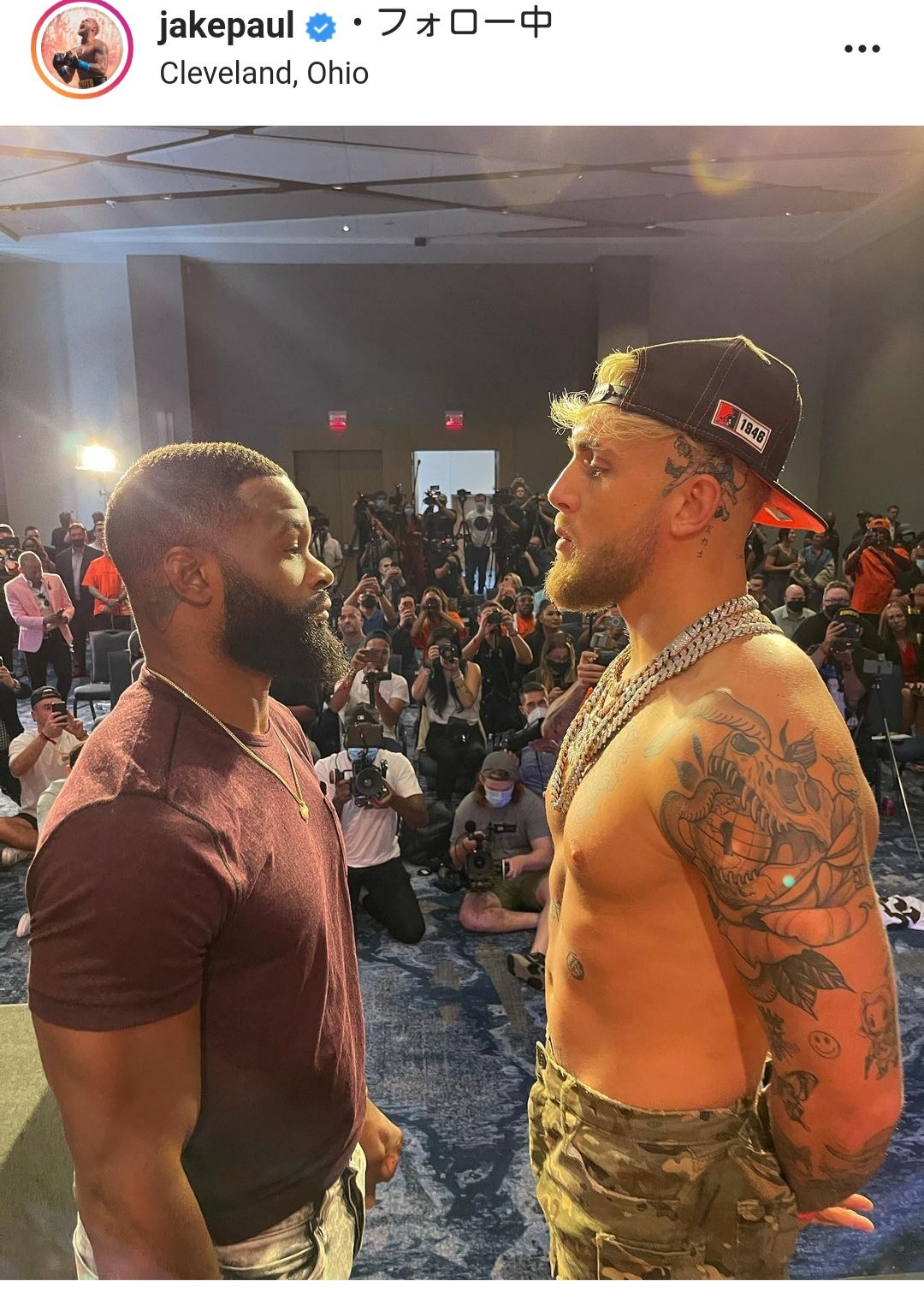 ボクシング8回戦に臨む人気ユーチューバーのポール（右）と元UFCウエルター級王者ウッドリーは会見でにらみ合い（ポールの公式SNSより）