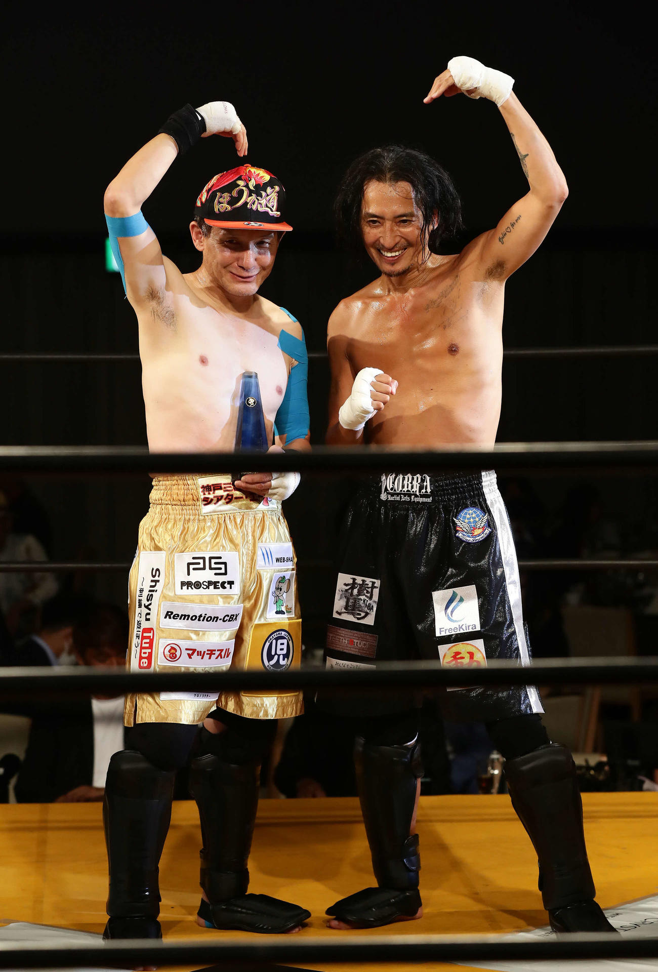 対戦を終えて写真に納まる木下ほうか（左）と大沢樹生（撮影・丹羽敏通）