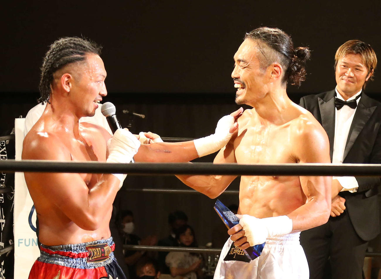 対戦を終えて健闘をたたえ合う小比田隆太（左）と安彦考真（撮影・丹羽敏通）