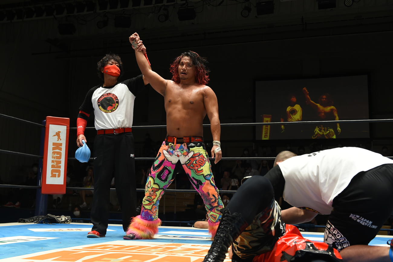 新日本プロレス後楽園大会　復帰戦でDOUKIに勝利した高橋ヒロム（中央）（新日本プロレス提供）