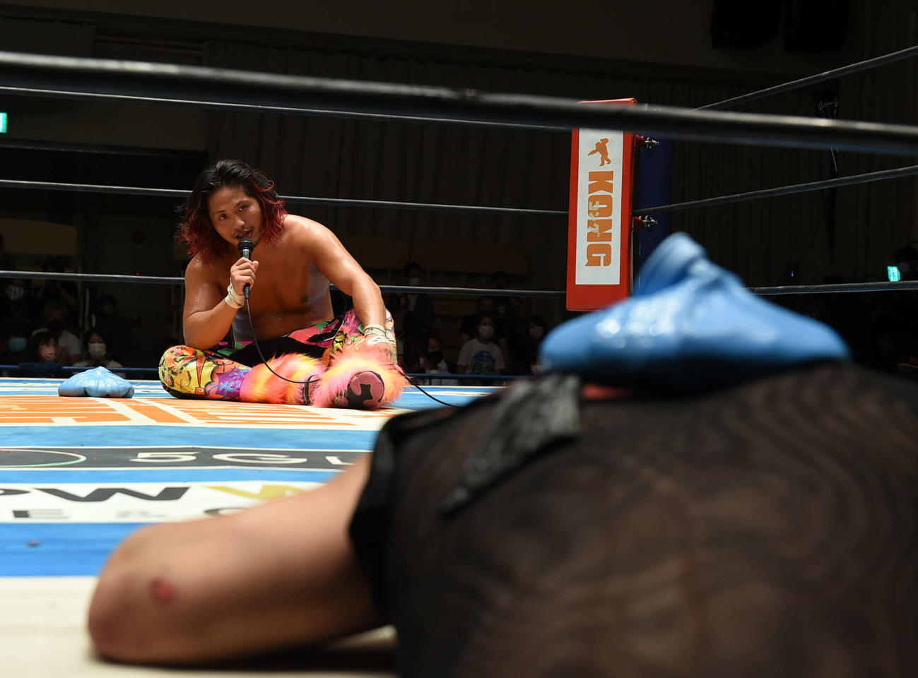 新日本プロレス後楽園大会　復帰戦でDOUKI（手前）に勝利した高橋ヒロム（新日本プロレス提供））