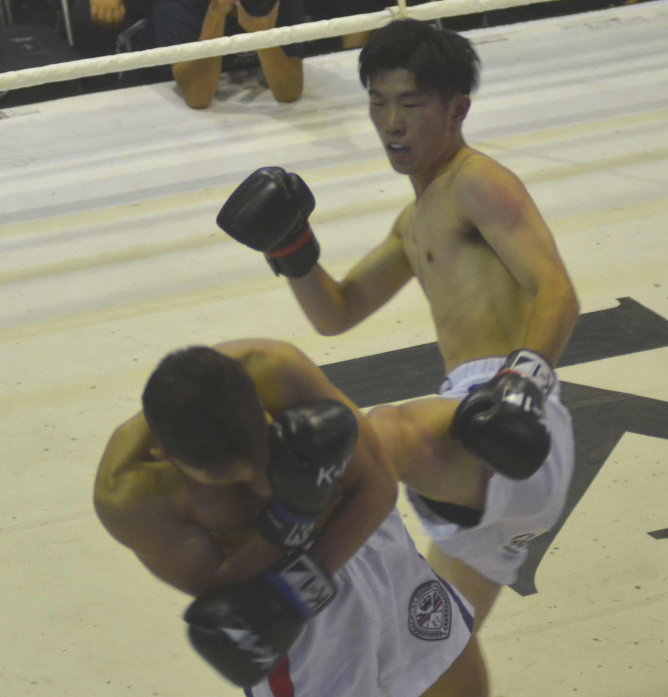 K1甲子園65キロ　トーナメント決勝でミドルキックを見せる古宮晴（右）（撮影・吉池彰）