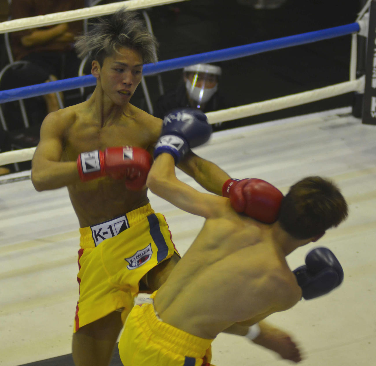 K1カレッジ55キロ　トーナメント決勝で左パンチをヒットさせる内田竜斗（左）（撮影・吉池彰）