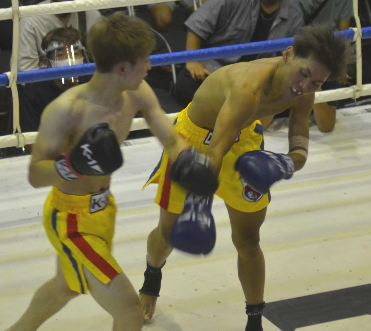 K1カレッジ60キロ　トーナメント決勝で激しい攻防を見せる安晟太（右）と中村友河（撮影・吉池彰）