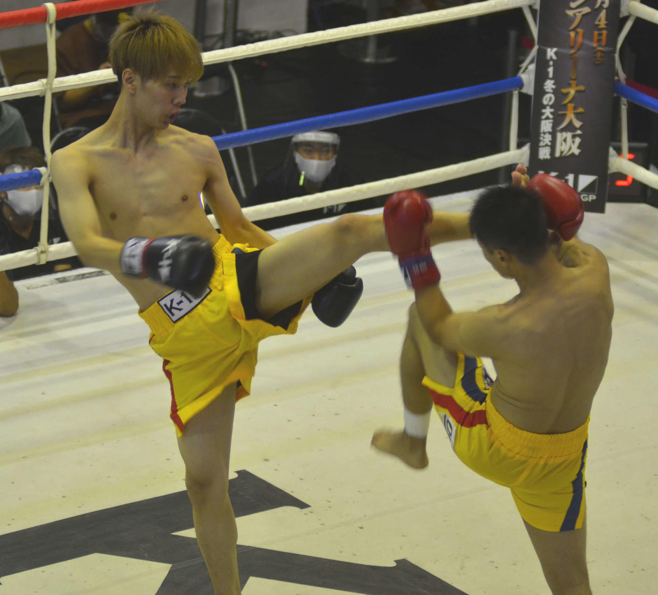 K1カレッジ65キロ　トーナメント決勝で左ハイキックを放つ切詰大貴（左）（撮影・吉池彰）