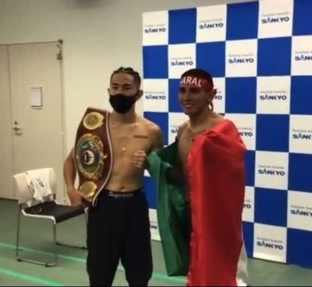 9月1日の3度目の防衛戦に向けて計量パスしたWBO世界スーパーフライ級王者井岡（左）と挑戦者の同級2位ロドリゲス