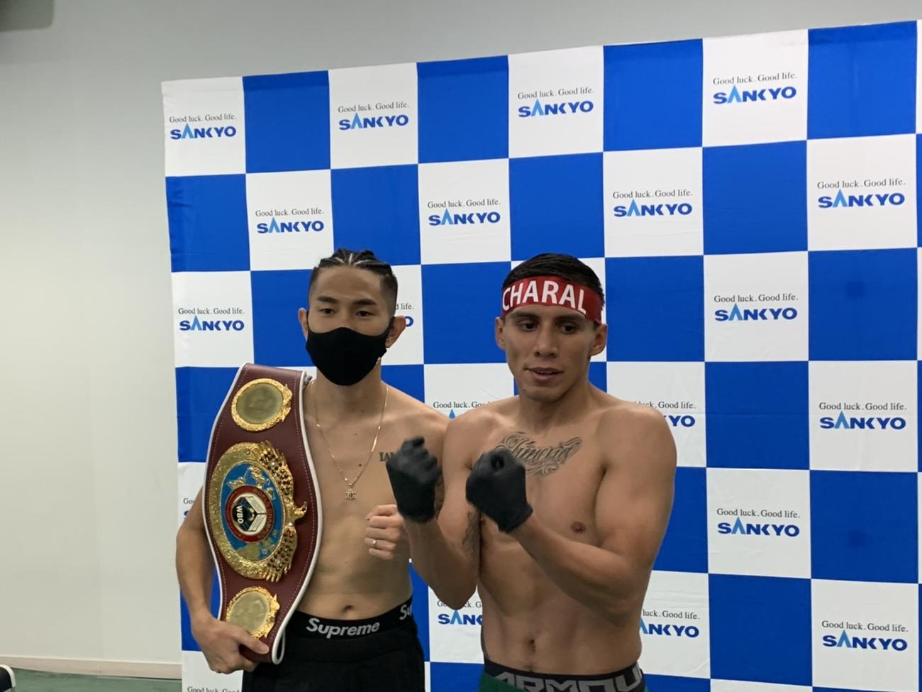 計量後、並んで写真撮影に応じたWBO世界スーパーフライ級王者井岡（左）とロドリゲス（志成ジム提供）