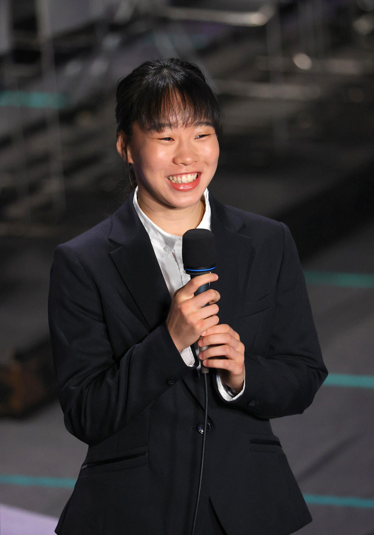テレビのゲスト解説で来場した東京五輪ボクシング女子フェザー級金メダルの入江(代表撮影)