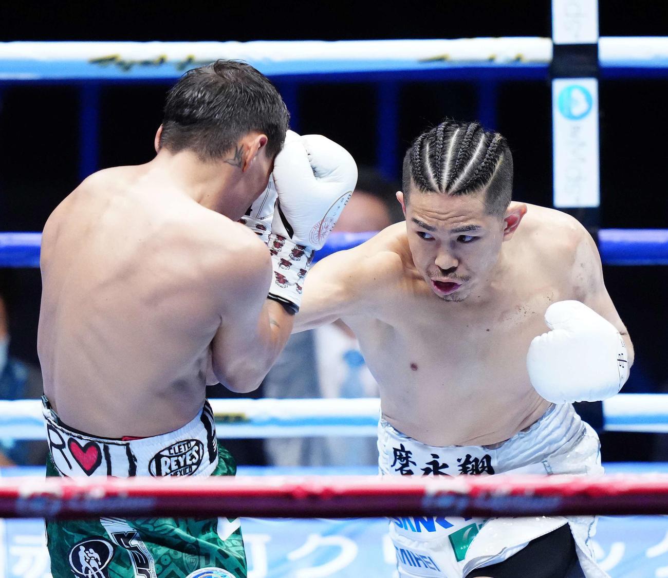 1回、ロドリゲス（左）にパンチを放つ井岡（撮影・江口和貴）