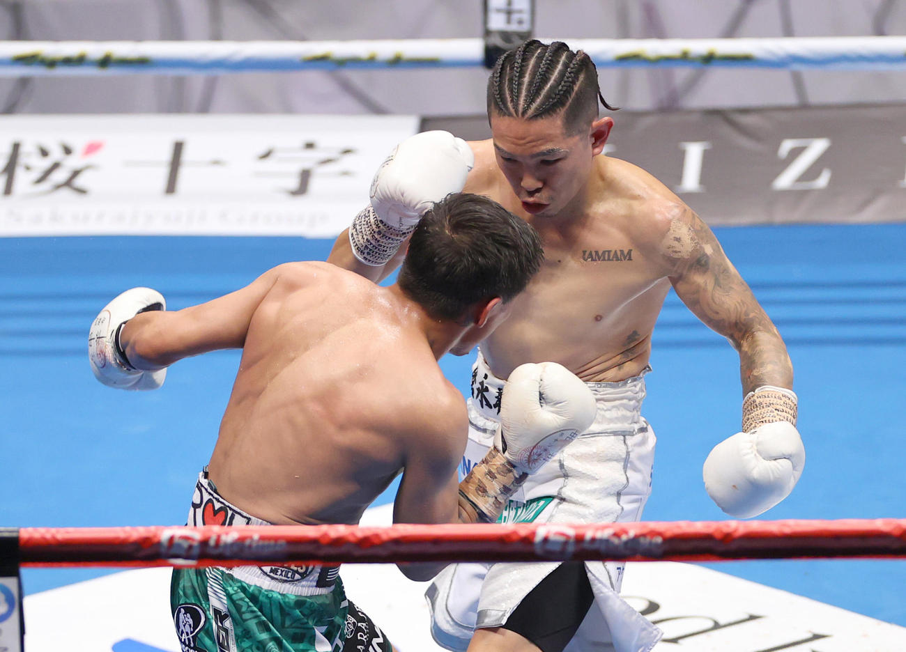 井岡一翔対フランシスコ・ロドリゲス　3回、攻め込む井岡(代表撮影)