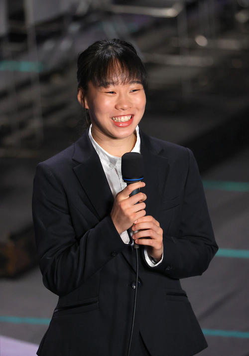 テレビのゲスト解説で来場した東京五輪ボクシング女子フェザー級金メダルの入江(代表撮影)
