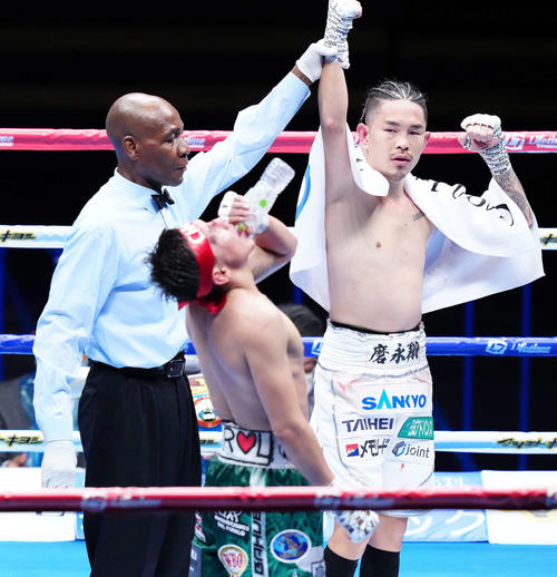 井岡一翔対フランシスコ・ロドリゲス　12回判定勝ちで防衛した井岡（右）（撮影・江口和貴）