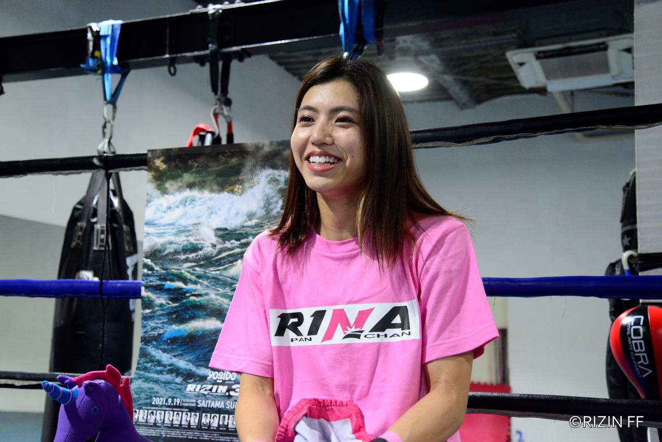RIZIN30大会に向けた公開練習後、取材に応じるぱんちゃん璃奈（RIZIN FF提供）