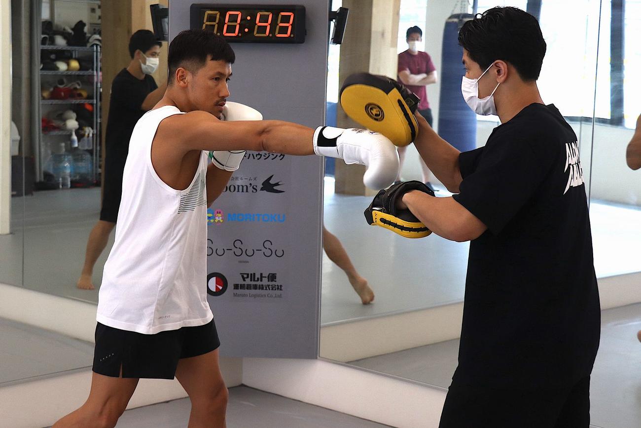 弟功也の持つミットに向け、右ストレートを放つ卜部弘嵩(C)K－1