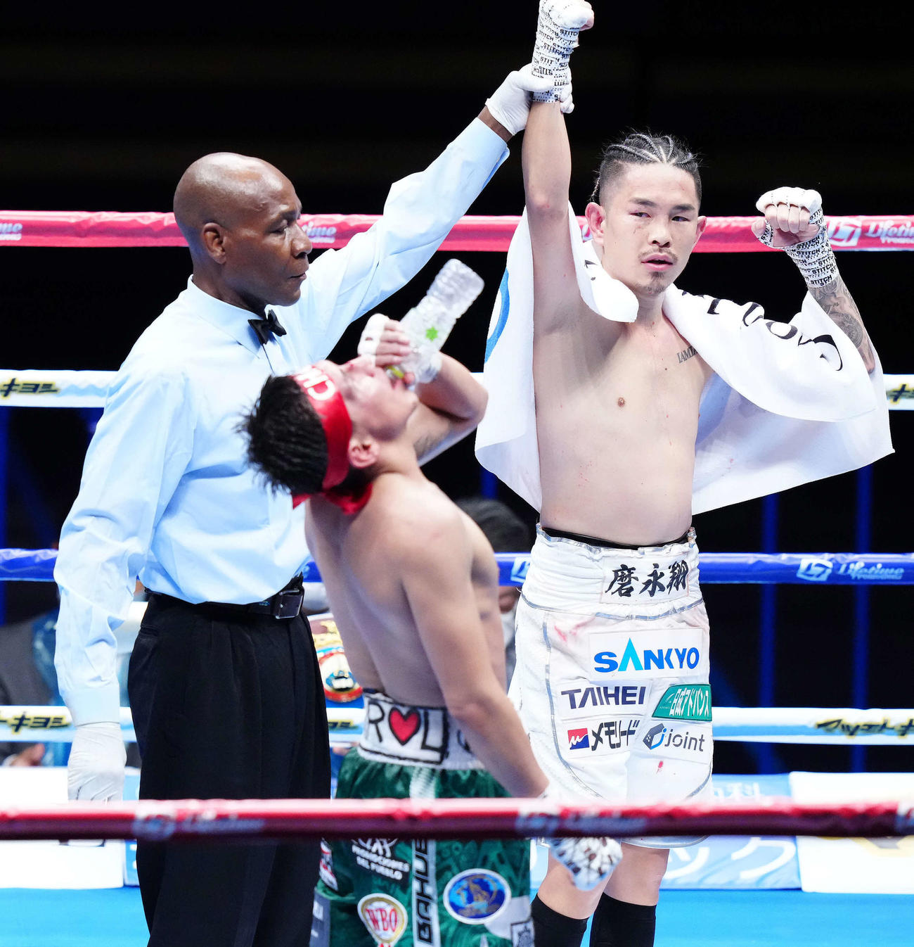 井岡一翔対フランシスコ・ロドリゲス　12回判定勝ちで防衛した井岡（右）（撮影・江口和貴）