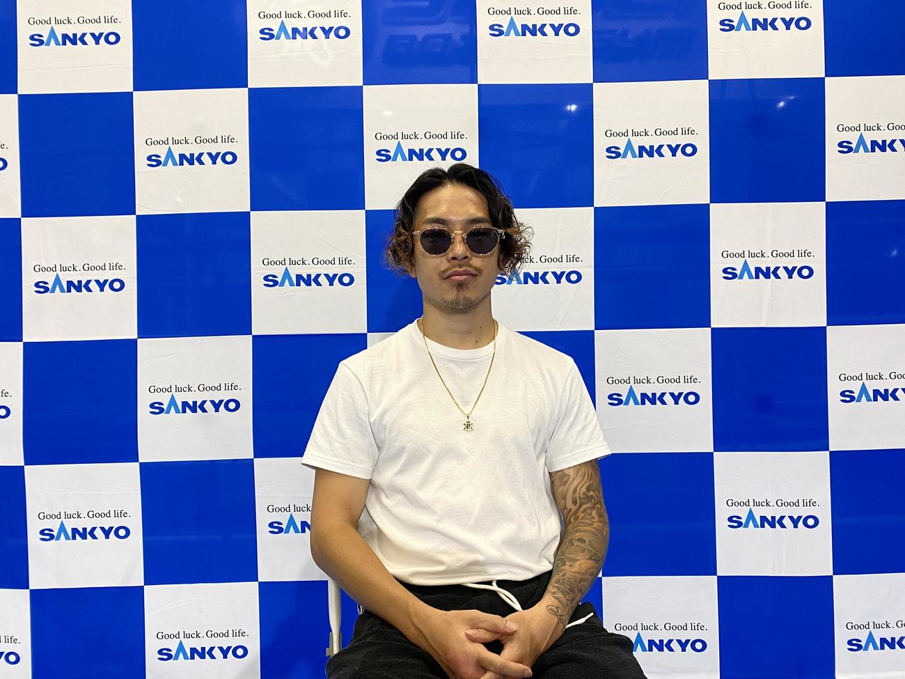 一夜明け会見した井岡一翔（志成ジム提供）