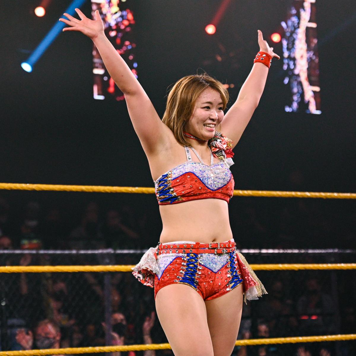 格上ローズを下し、両手を挙げて喜んだサレイ（C）2021　WWE，　Inc.　All　Rights　Reserved.