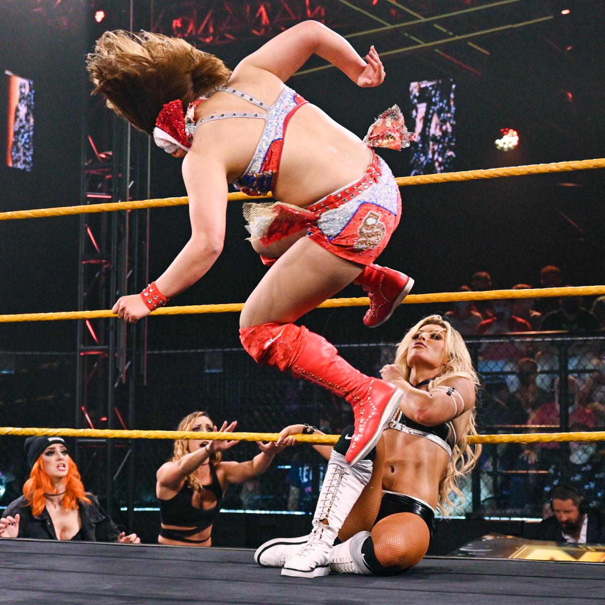 ローズ（右）の顔面にドロップキックを狙うサレイ（C）2021　WWE，　Inc.　All　Rights　Reserved.