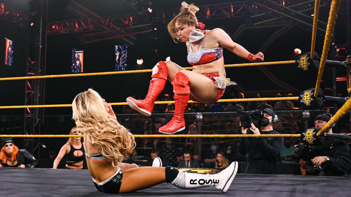 ローズ（左）にドロップキックを放ったサレイ（C）2021　WWE，　Inc.　All　Rights　Reserved.